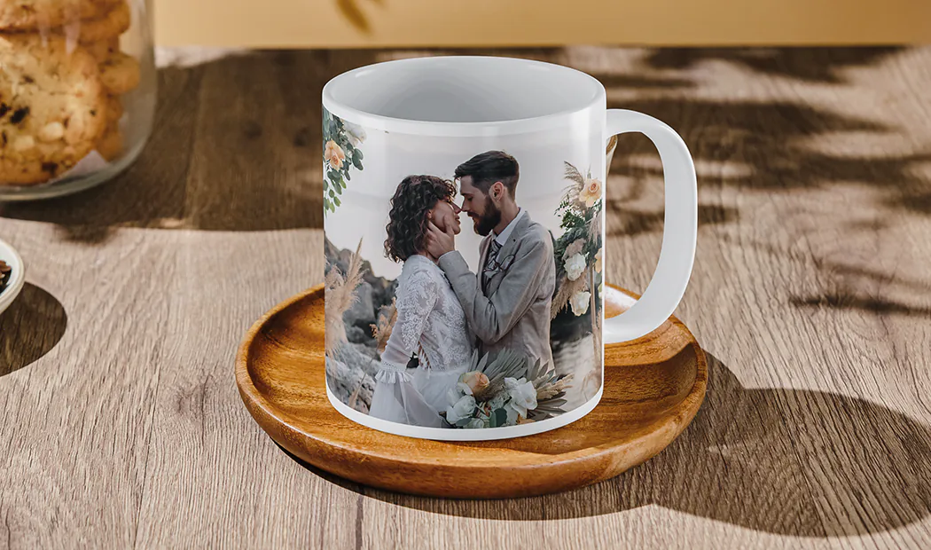 Kissing couple with personalized mugs with text on