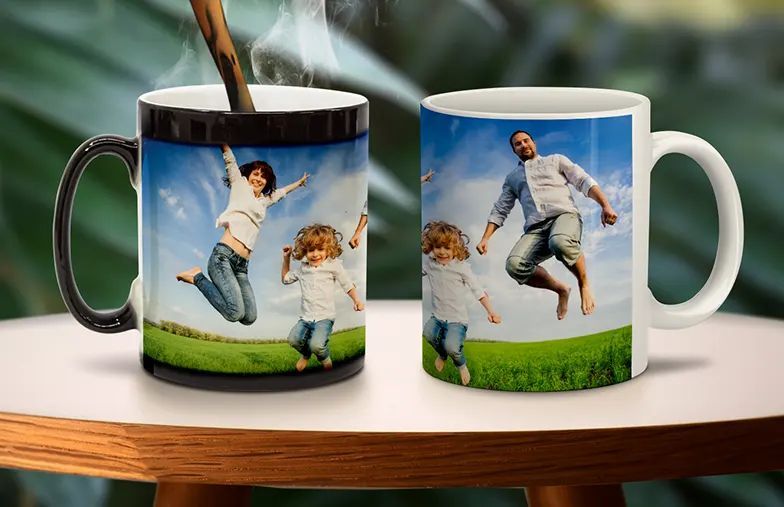 Kissing couple with personalized mugs with text on